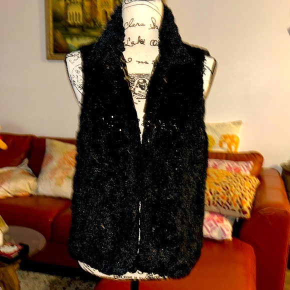 Super comfy Faux Fur Vest w/gold sequin flecks throughout. Lined sleekly - Picture 1 of 14